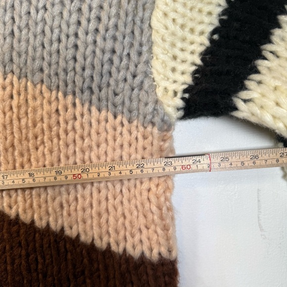 Volcom Classy Time Chunky Knit Sweater Size M EUC - Picture 8 of 10